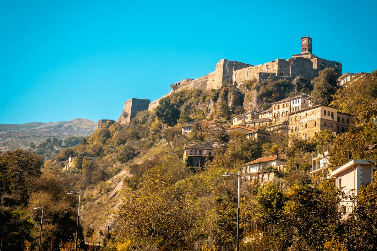 Kamenná pevnosť nad mestom Gjirokastra