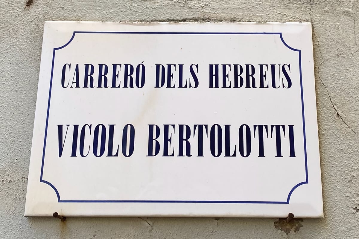 Tabuľa ulice v Alghere s katalánskym názvom Carreró dels Hebreus a talianskym Vicolo Bertolotti