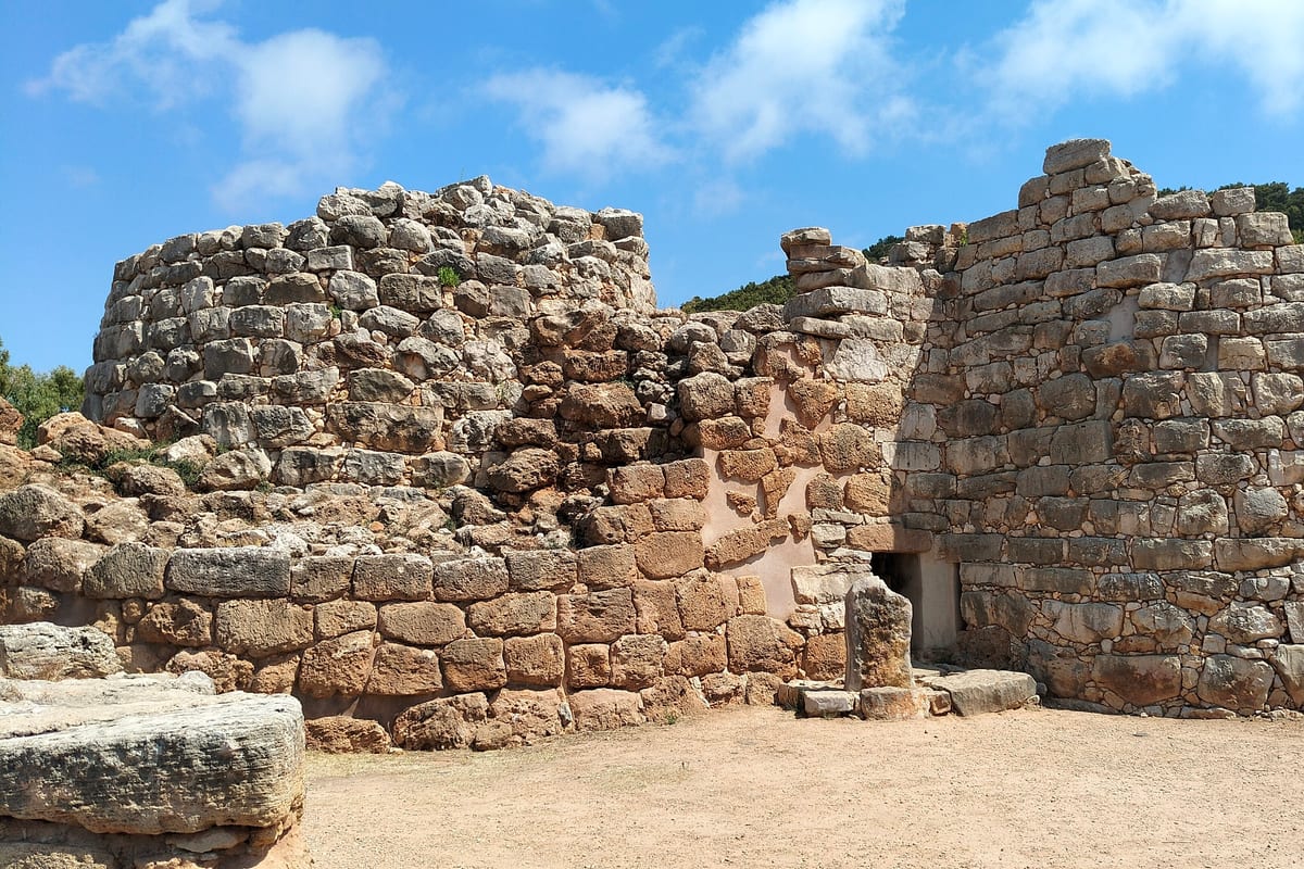Kamenná veža nuraghe Palmavera z doby bronzovej pri Fertilii