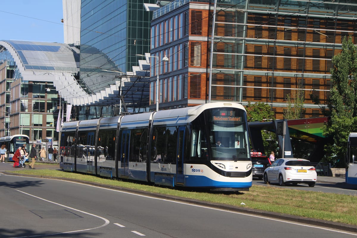 Modro-biela električka GVB linky 5 na ulici v Amsterdame