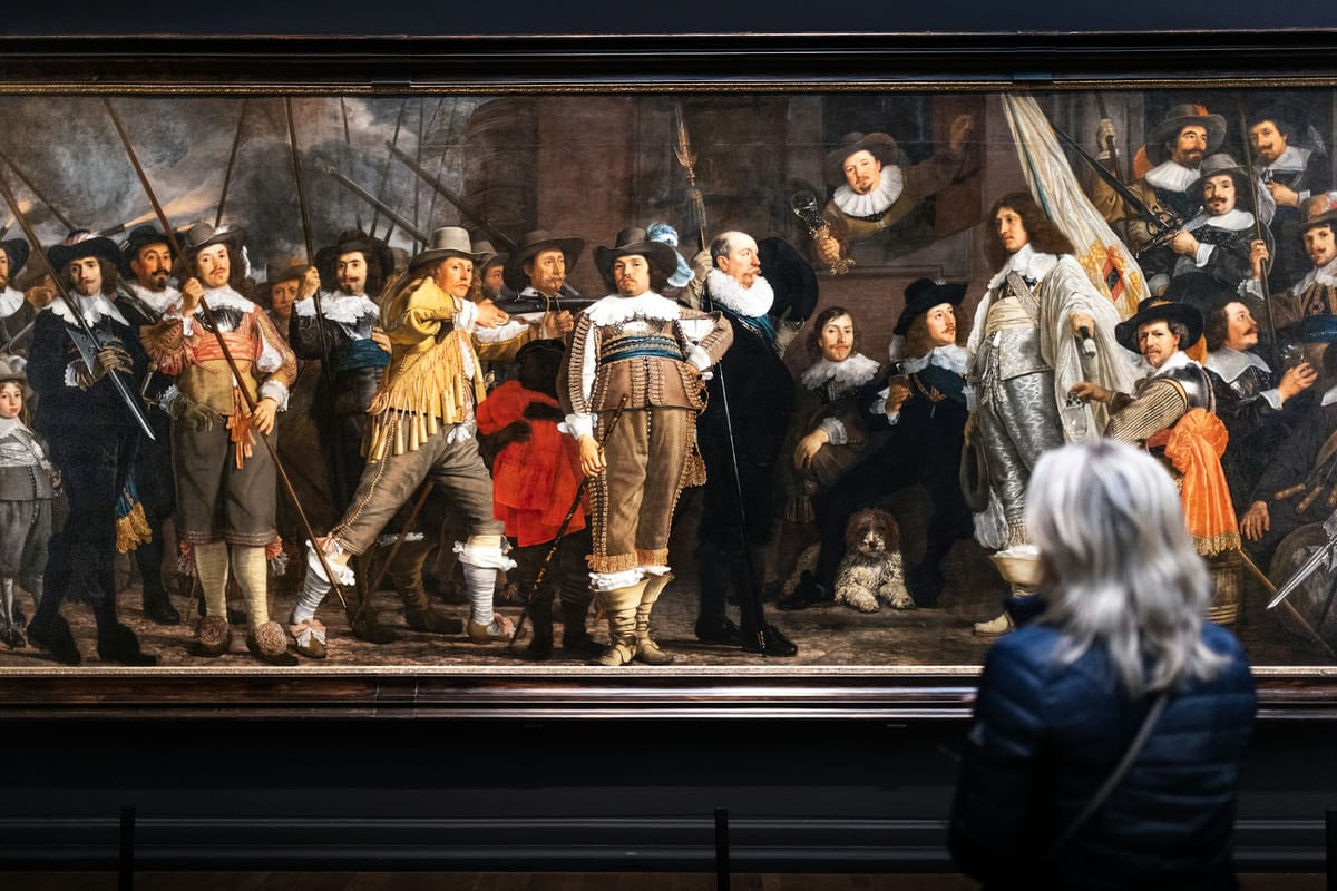 Návštevníčka pred Rembrandtovým obrazom Nočná hliadka v Rijksmuseu