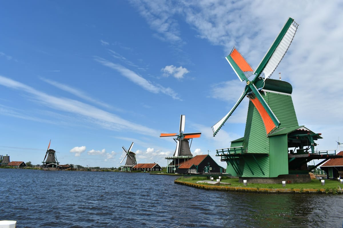 Zelený veterný mlyn na brehu rieky Zaan v Zaanse Schans
