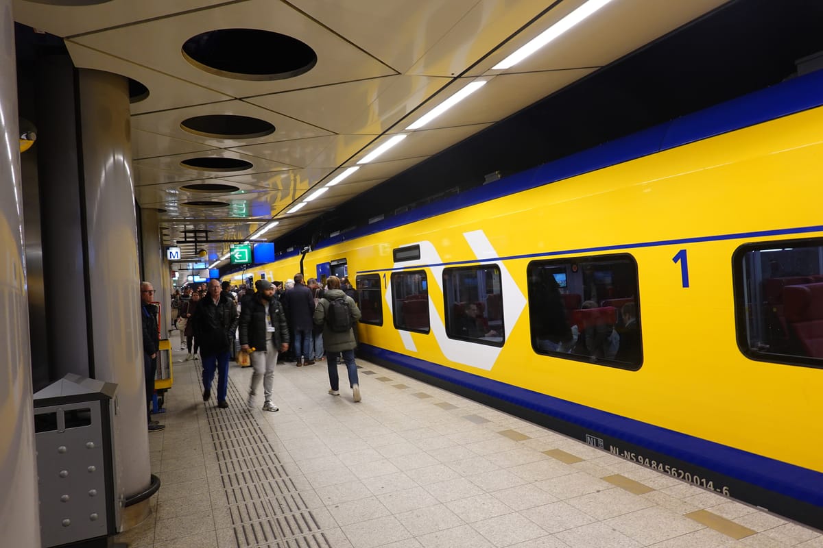 Žltý vlak NS na podzemnom nástupišti stanice Schiphol Airport