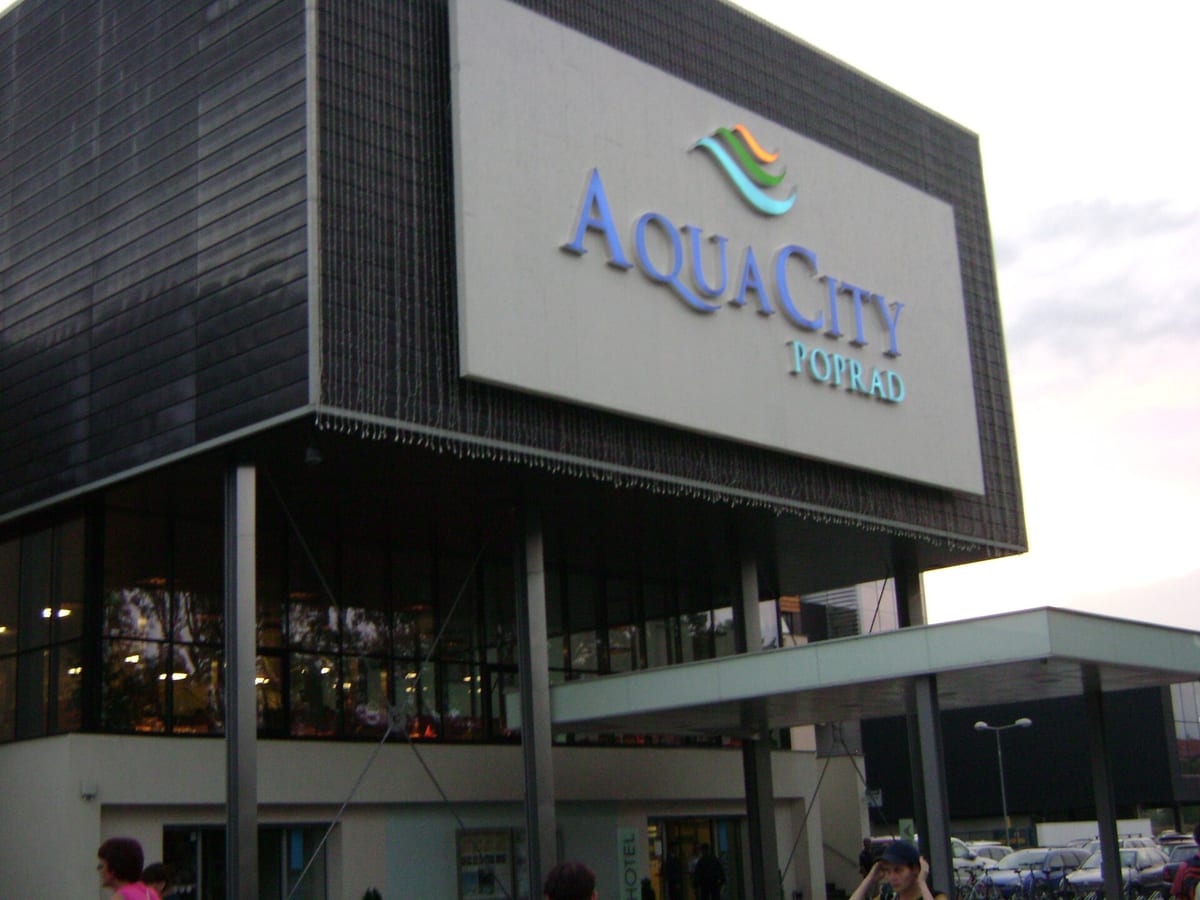 Vstup do aquaparku AquaCity Poprad s nápisom na budove