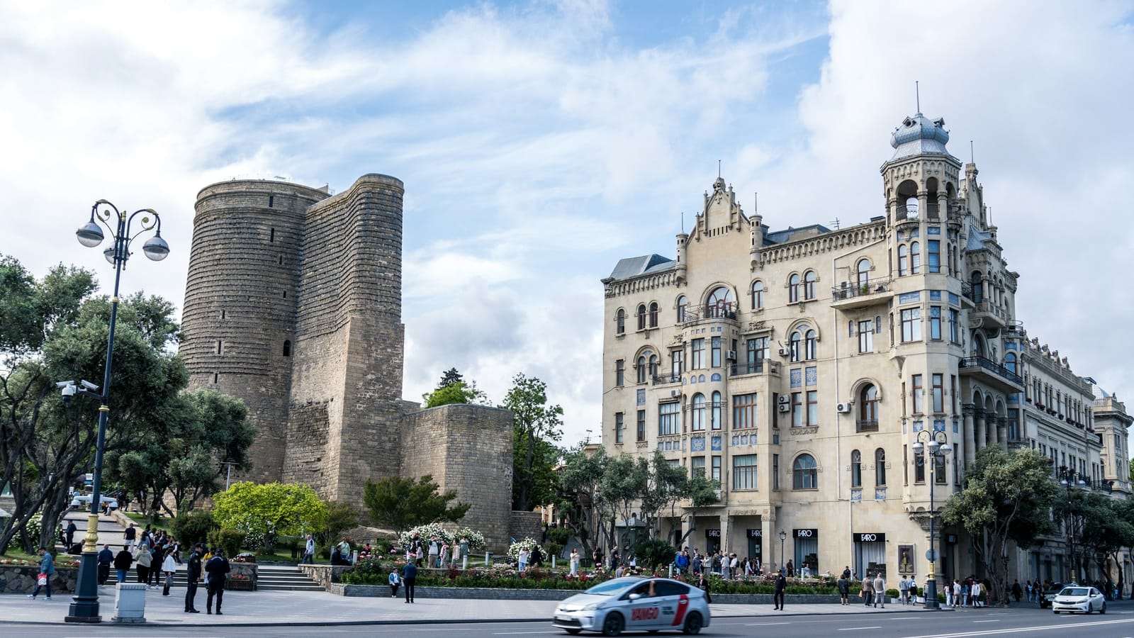 Panenská veža a secesný dom na ulici pri Starom meste v Baku
