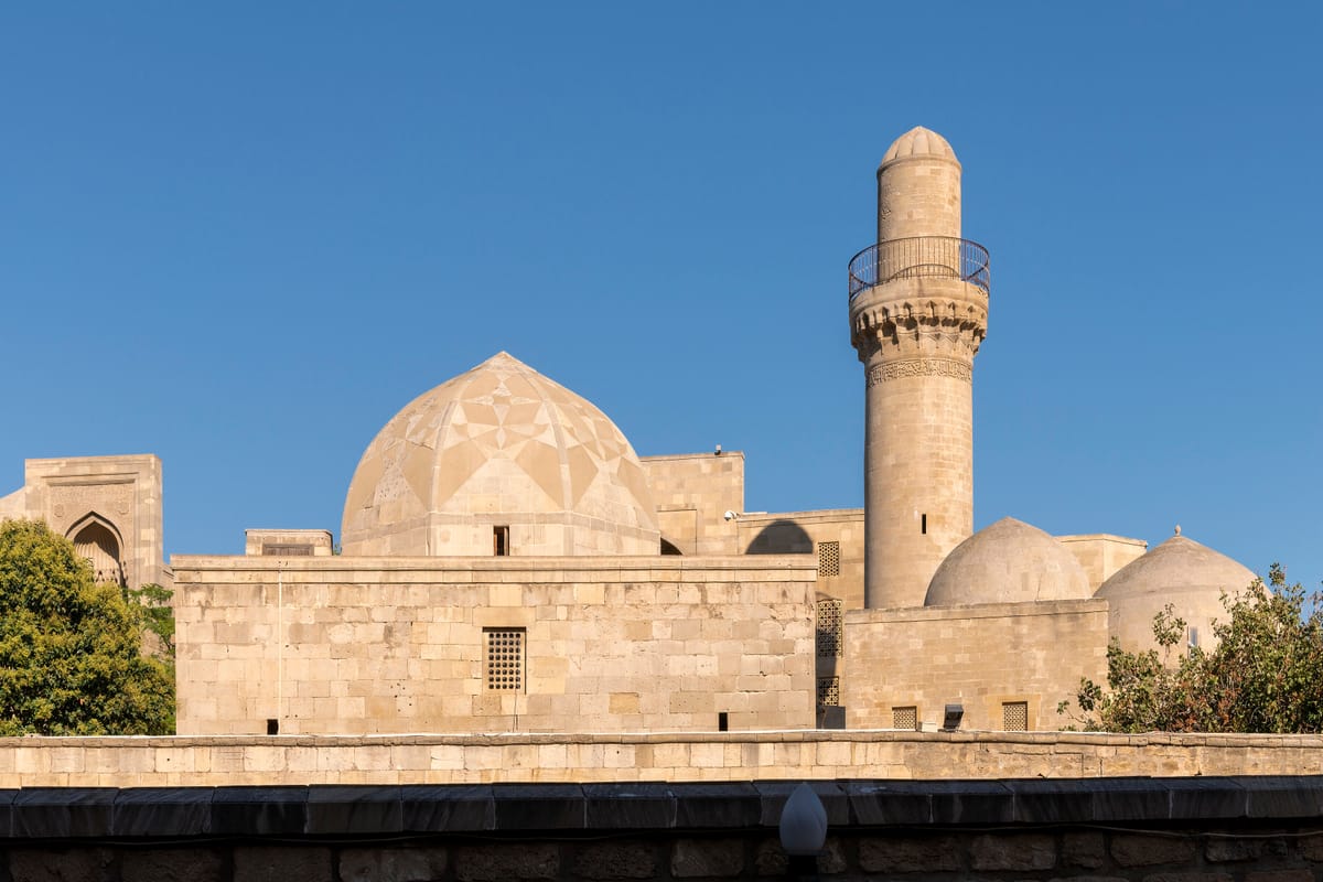 Kupoly a minaret Paláca širvanšáhov v Starom meste v Baku