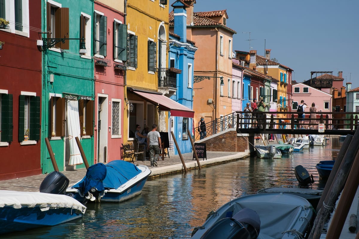 Pestrofarebné domy a člny pri kanáli na ostrove Burano