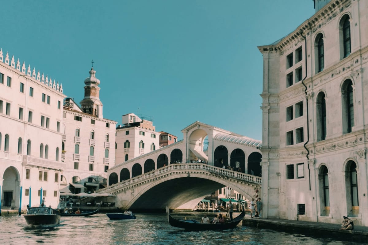 Kamenný most Rialto nad Canal Grande s gondolou pod oblúkom