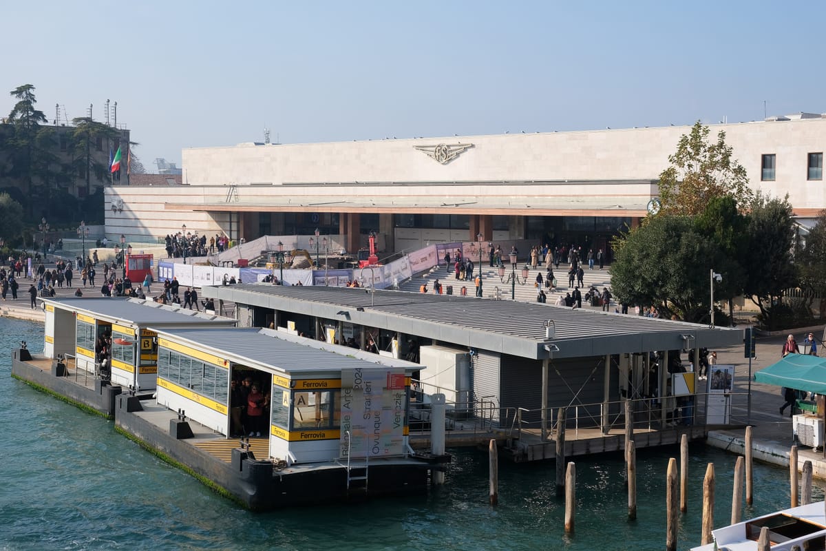 Stanica Venezia Santa Lucia a plávajúce zastávky vaporett pred ňou
