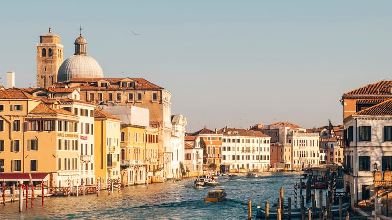 Canal Grande v Benátkach s farebnými palácmi a kupolou baziliky Salute