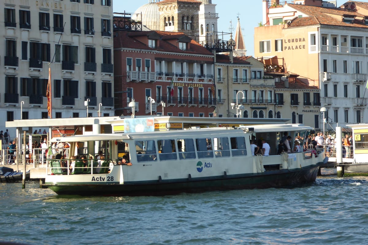 Vodný autobus vaporetto ACTV pri zastávke na Canal Grande