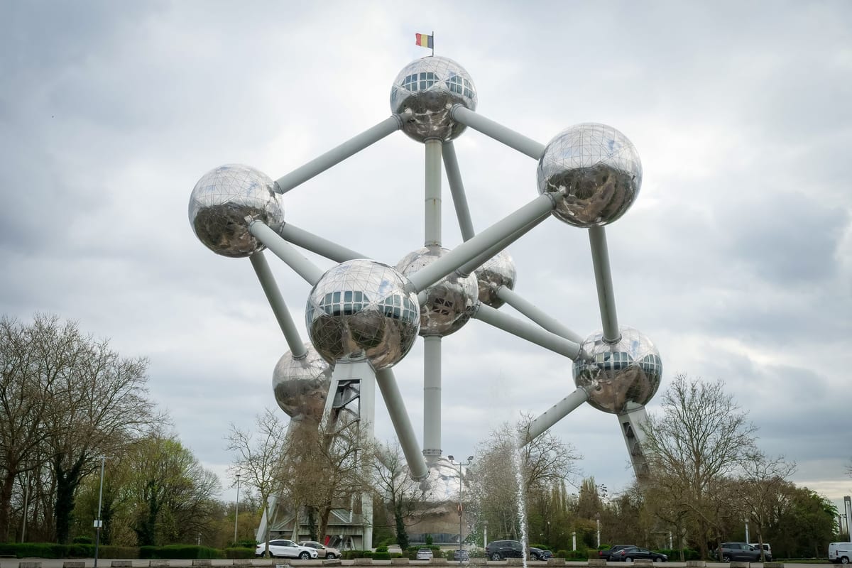 Oceľové gule Atomia v Bruseli medzi stromami v parku Heysel