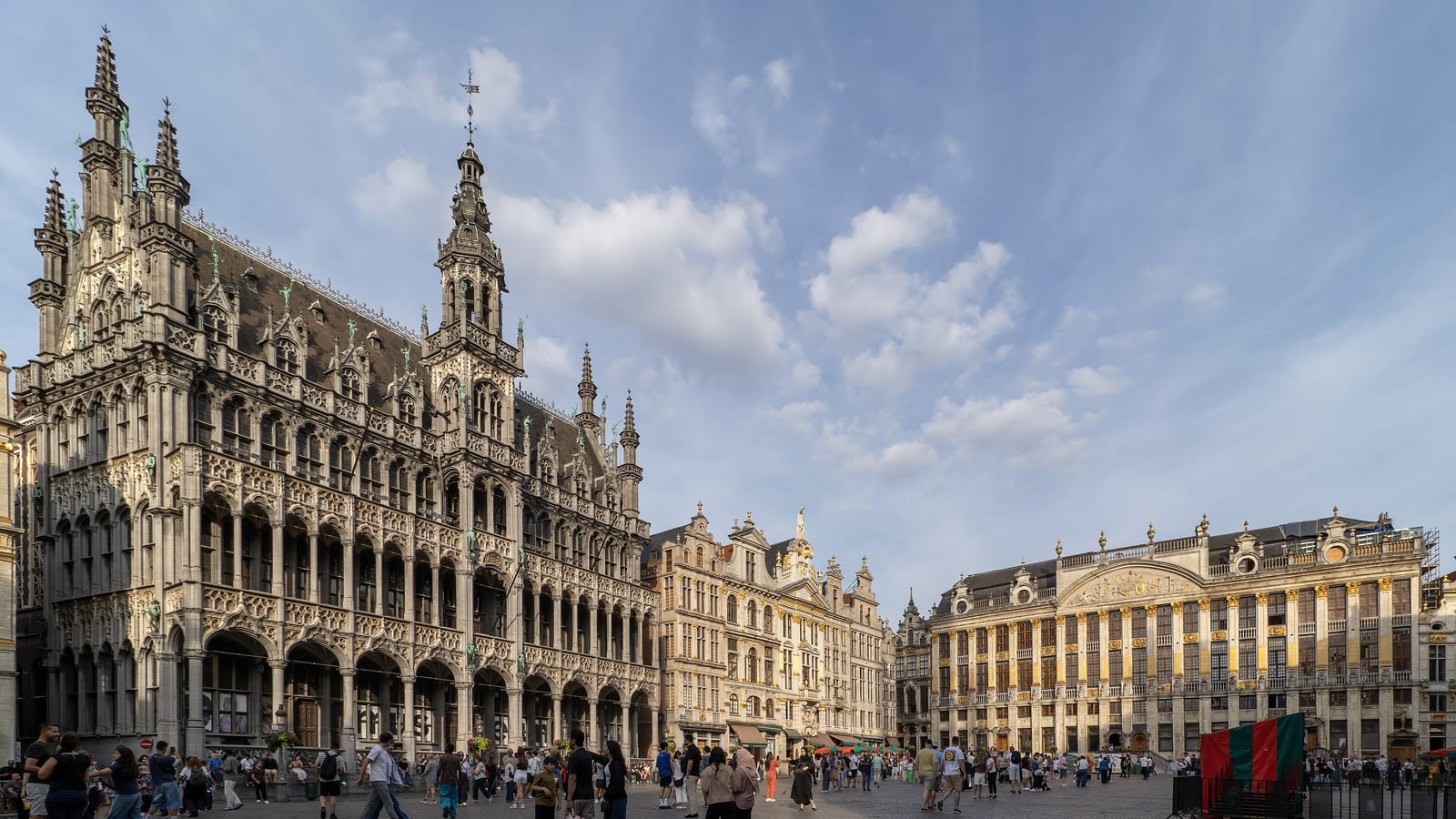 Námestie Grand-Place v Bruseli s gotickým domom Maison du Roi a cechovými domami