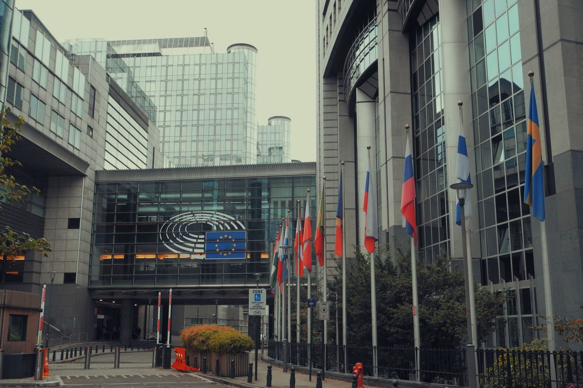 Vstup do budovy Európskeho parlamentu v Bruseli s vlajkami členských štátov