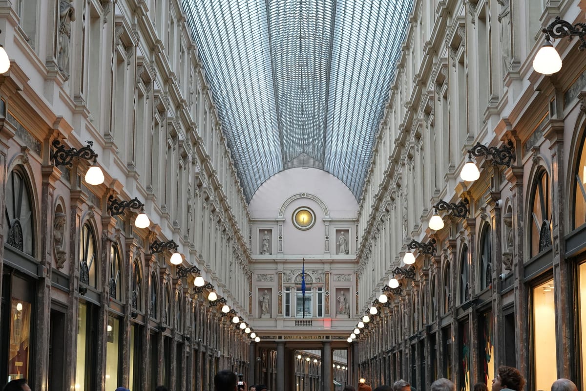 Presklená klenba a výklady v pasáži Galeries Royales Saint-Hubert