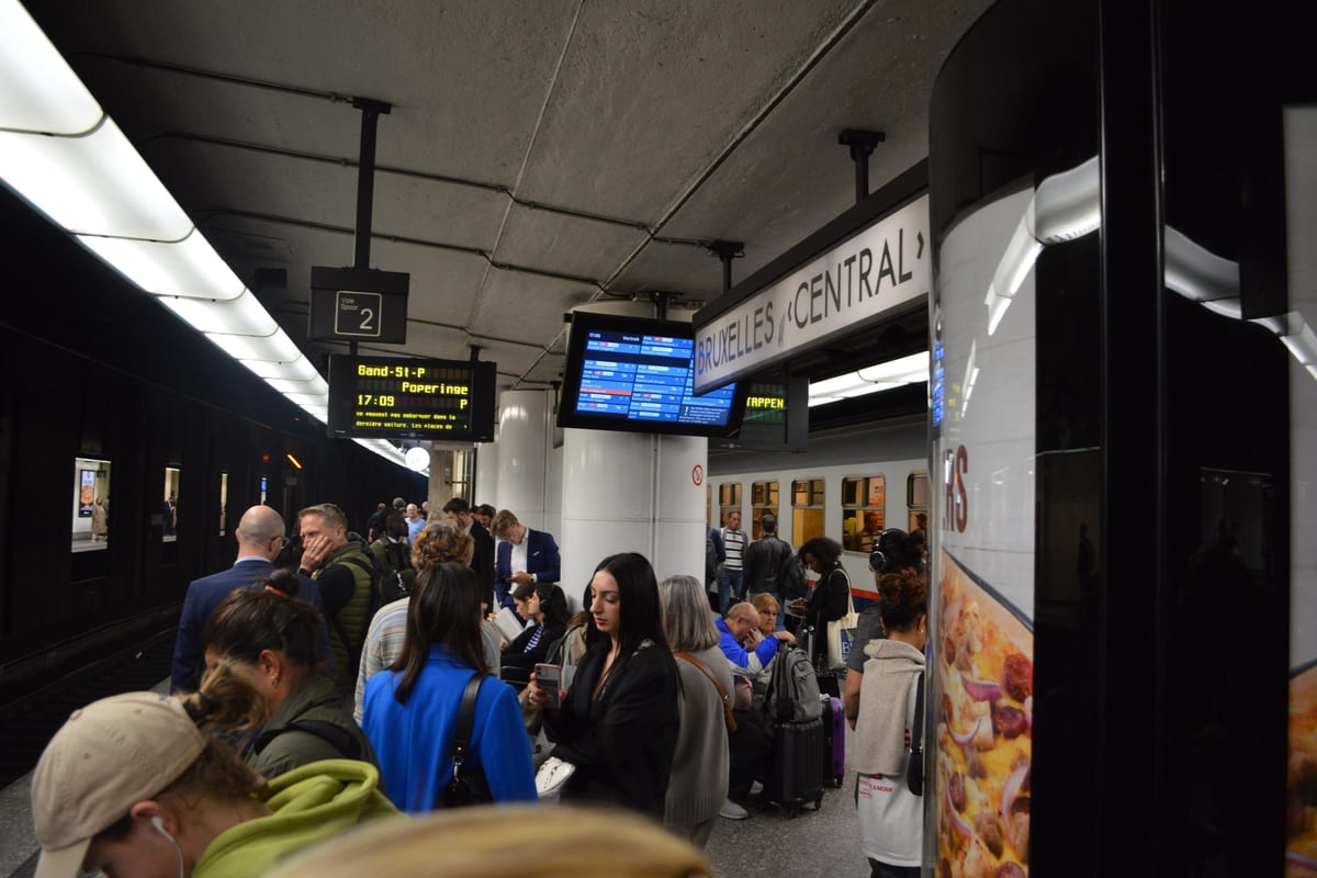 Cestujúci na podzemnom nástupišti stanice Bruxelles-Central