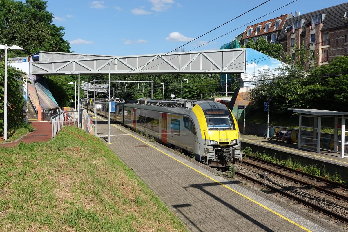 Žltý vlak belgických železníc linky S19 z Charleroi na letisko Brussels Airport