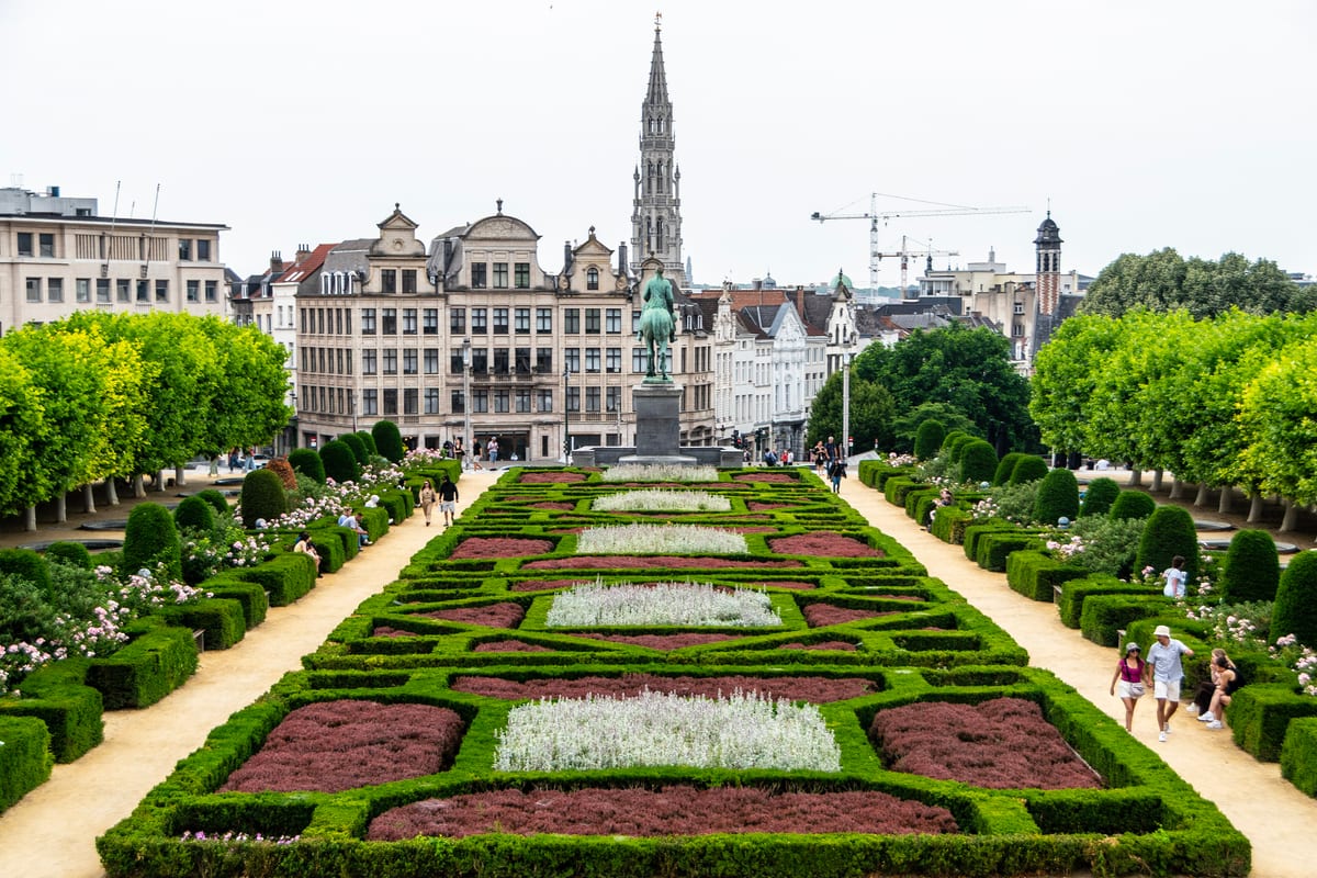 Záhrada Mont des Arts so živými plotmi a vežou radnice v pozadí