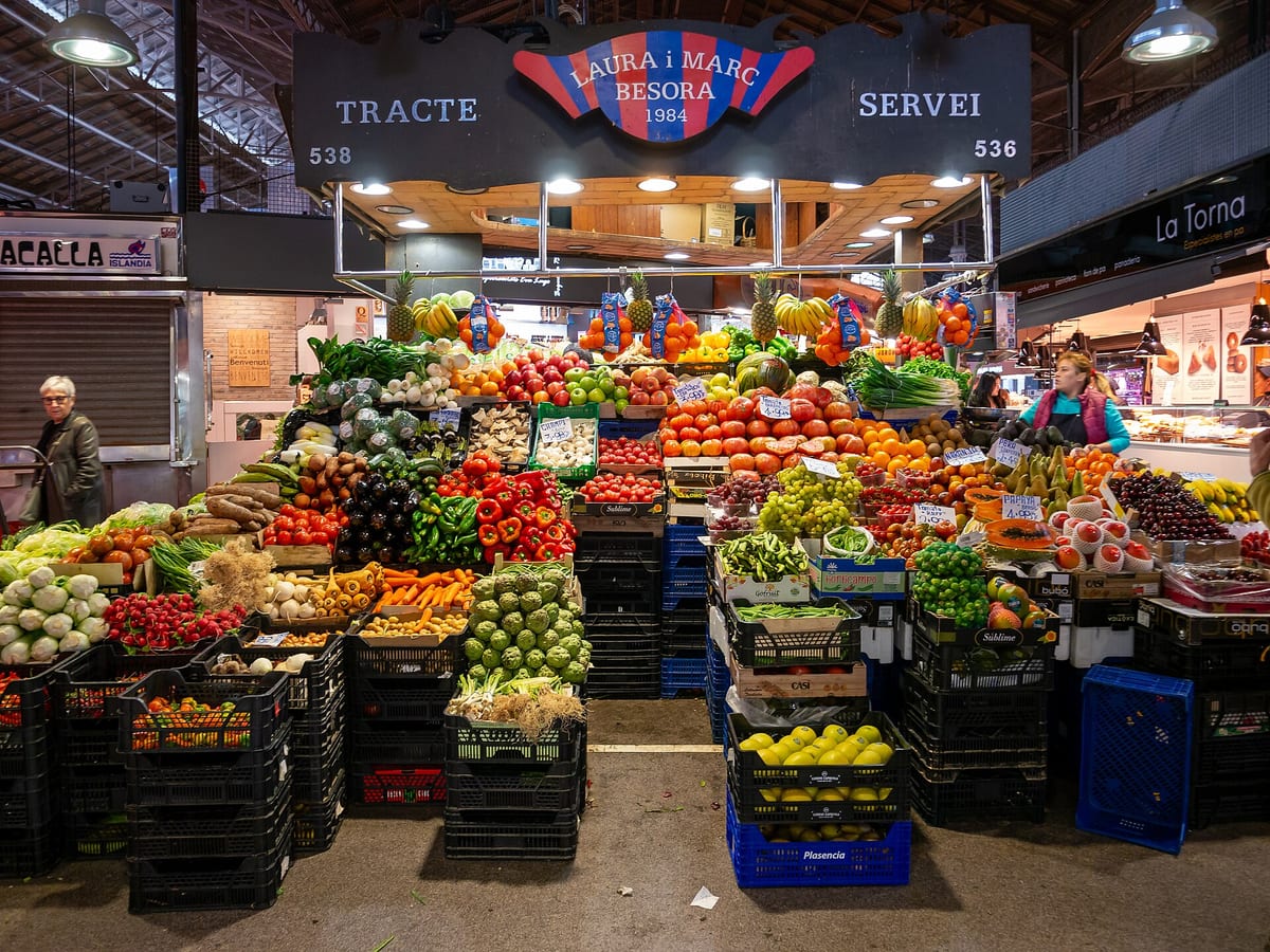 Stánok s ovocím a zeleninou na trhu Boqueria