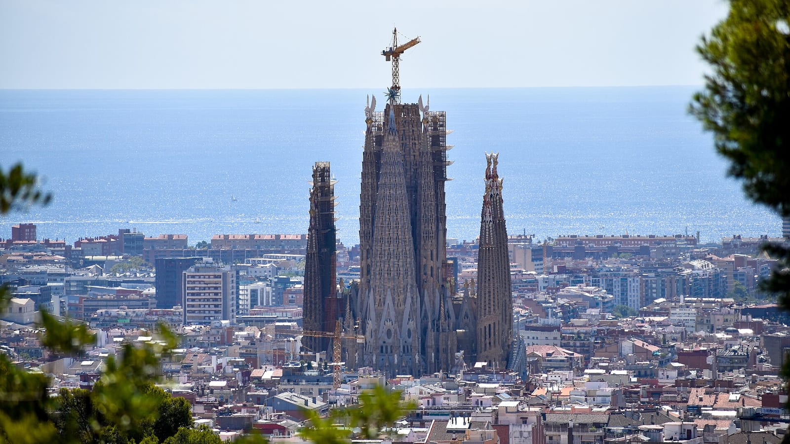 Sagrada Família nad strechami Barcelony, v pozadí more