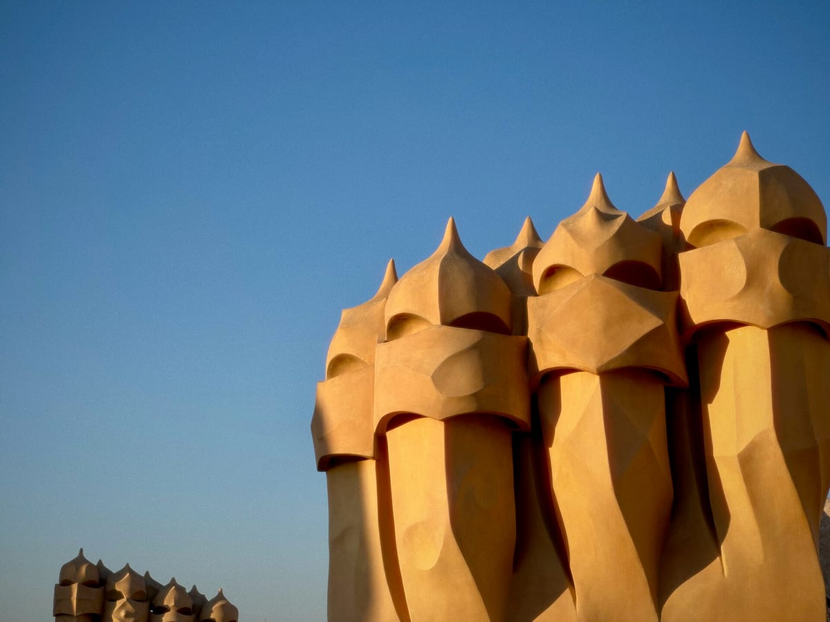 Komíny na streche La Pedrera v Barcelone