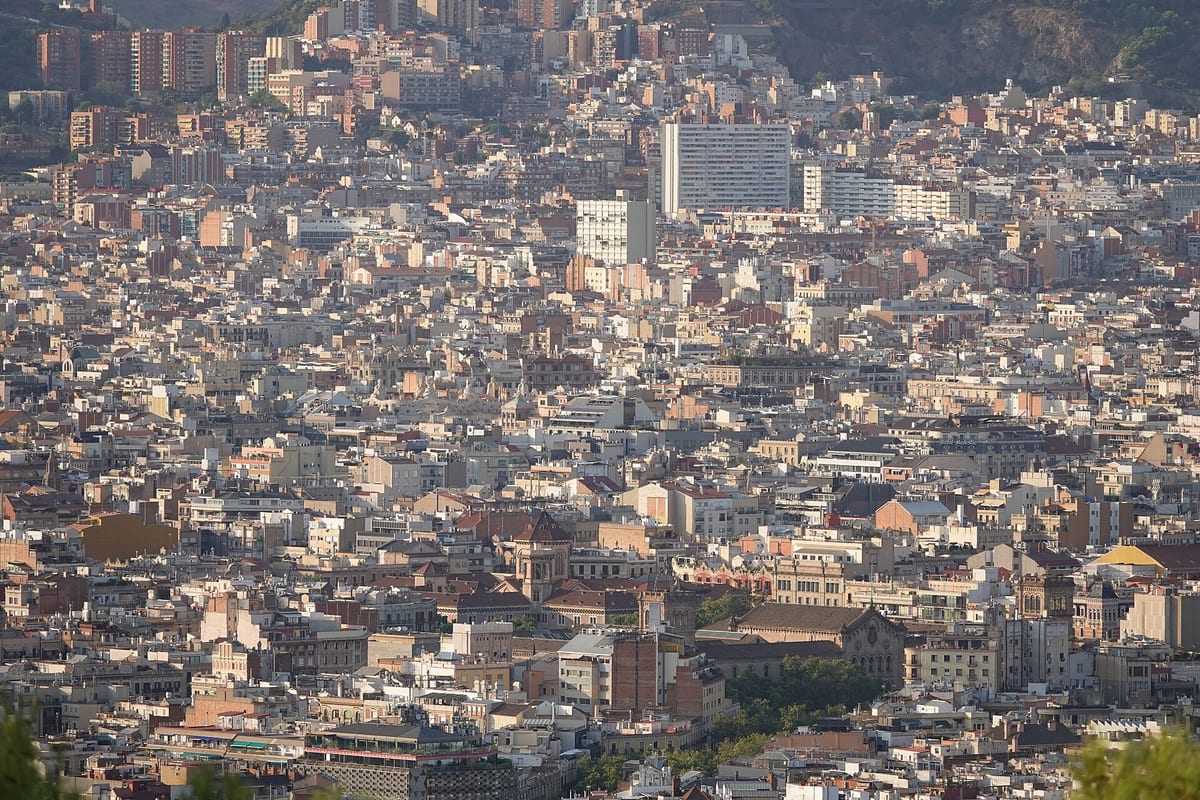 Výhľad z Montjuïcu na barcelonské štvrte Eixample a Gràcia