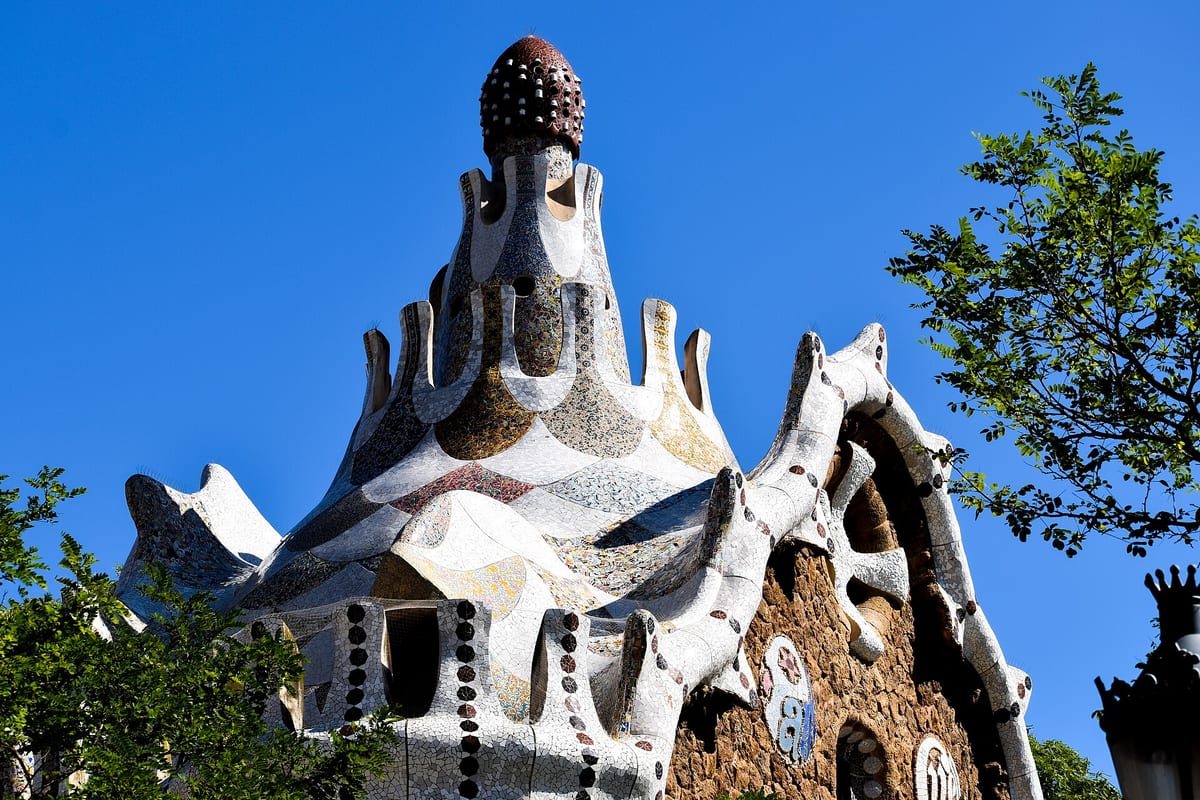 Mozaiková strecha vrátnice pri vstupe do Parku Güell