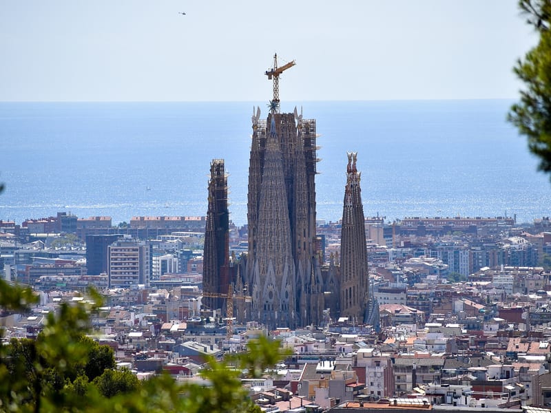 Sagrada Família nad strechami Barcelony, v pozadí more