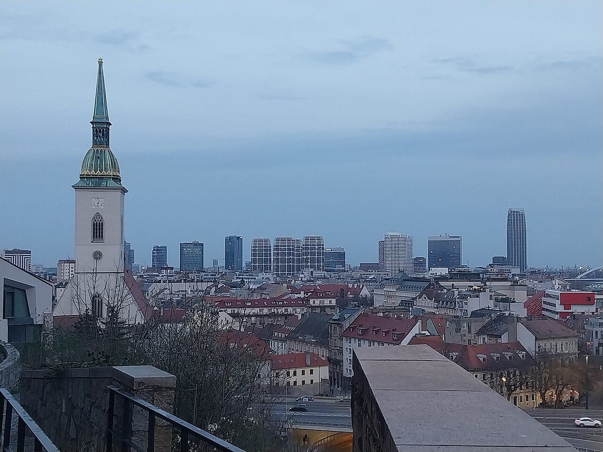 Veža Dómu svätého Martina nad strechami Bratislavy
