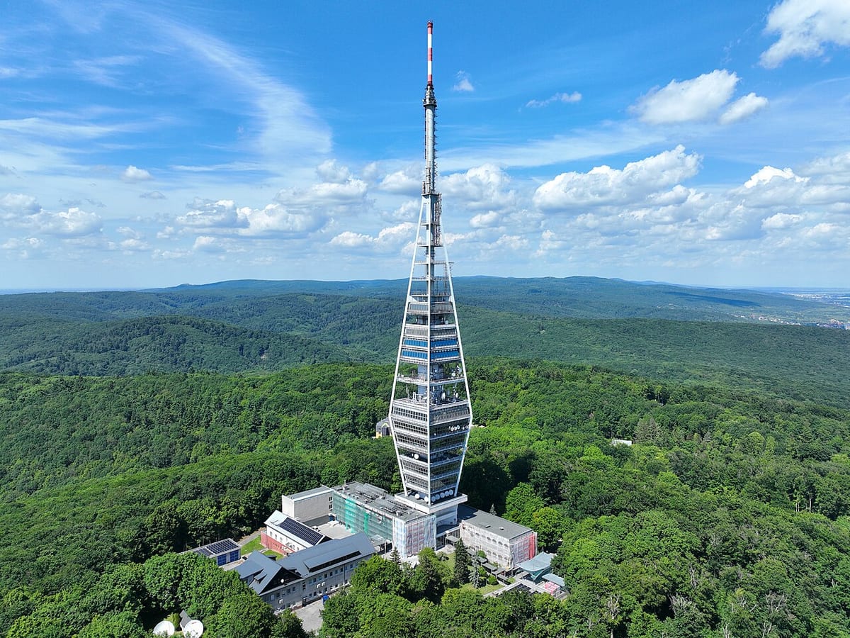 Televízna veža na Kamzíku nad lesmi Bratislavy