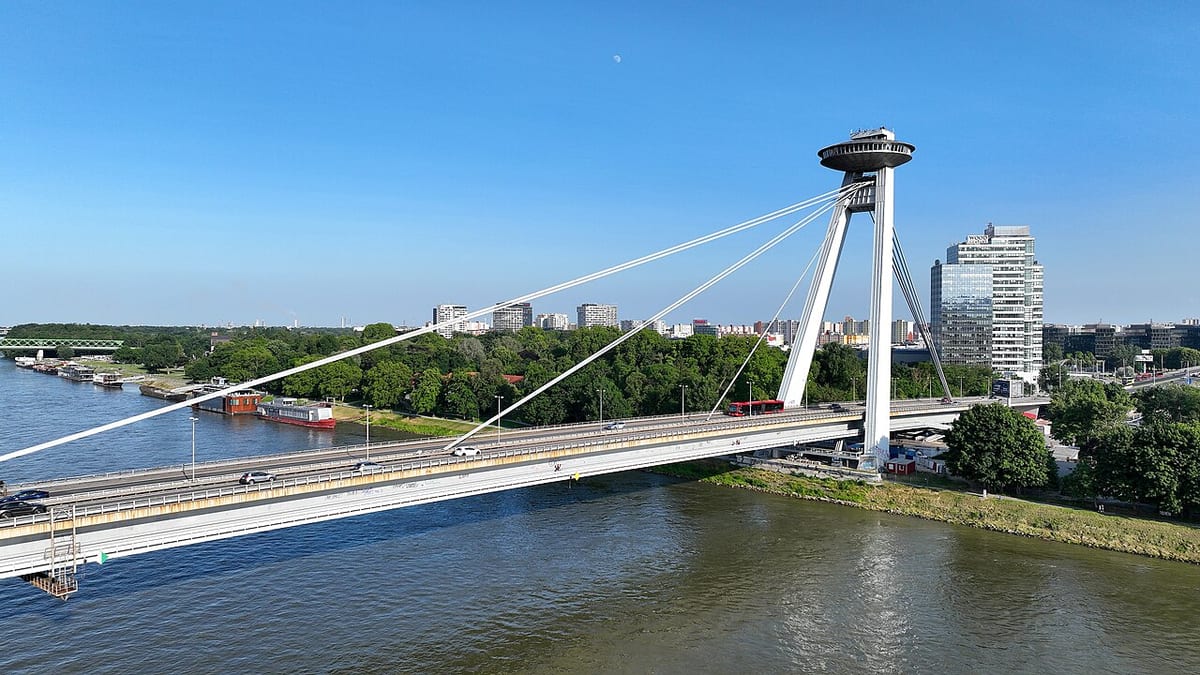 Most SNP s vyhliadkou UFO nad Dunajom v Bratislave