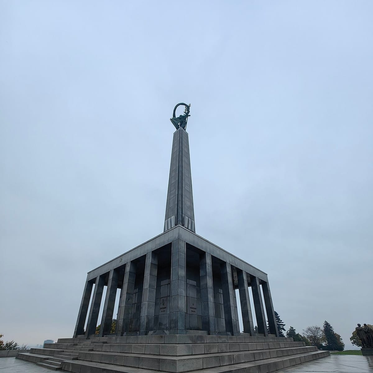 Pamätník Slavín na kopci nad Bratislavou