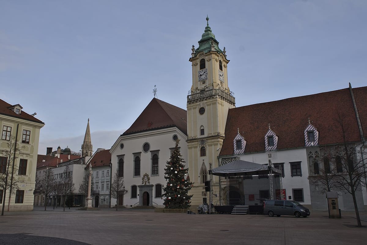 Stará radnica s vežou na Hlavnom námestí v Bratislave