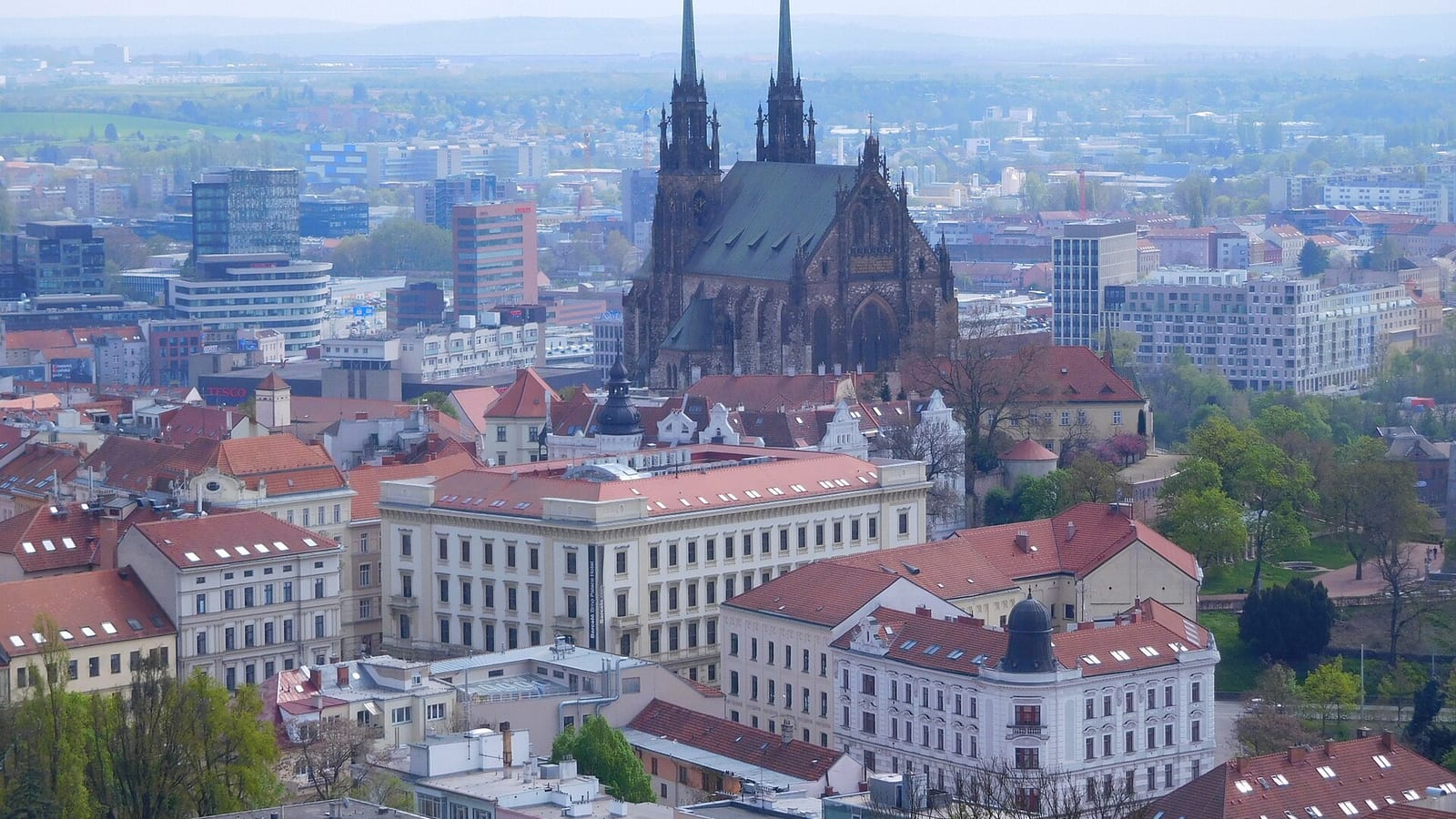 Katedrála svätého Petra a Pavla nad strechami Brna, pohľad zo Špilberku