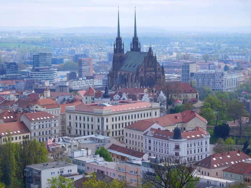 Katedrála svätého Petra a Pavla nad strechami Brna, pohľad zo Špilberku