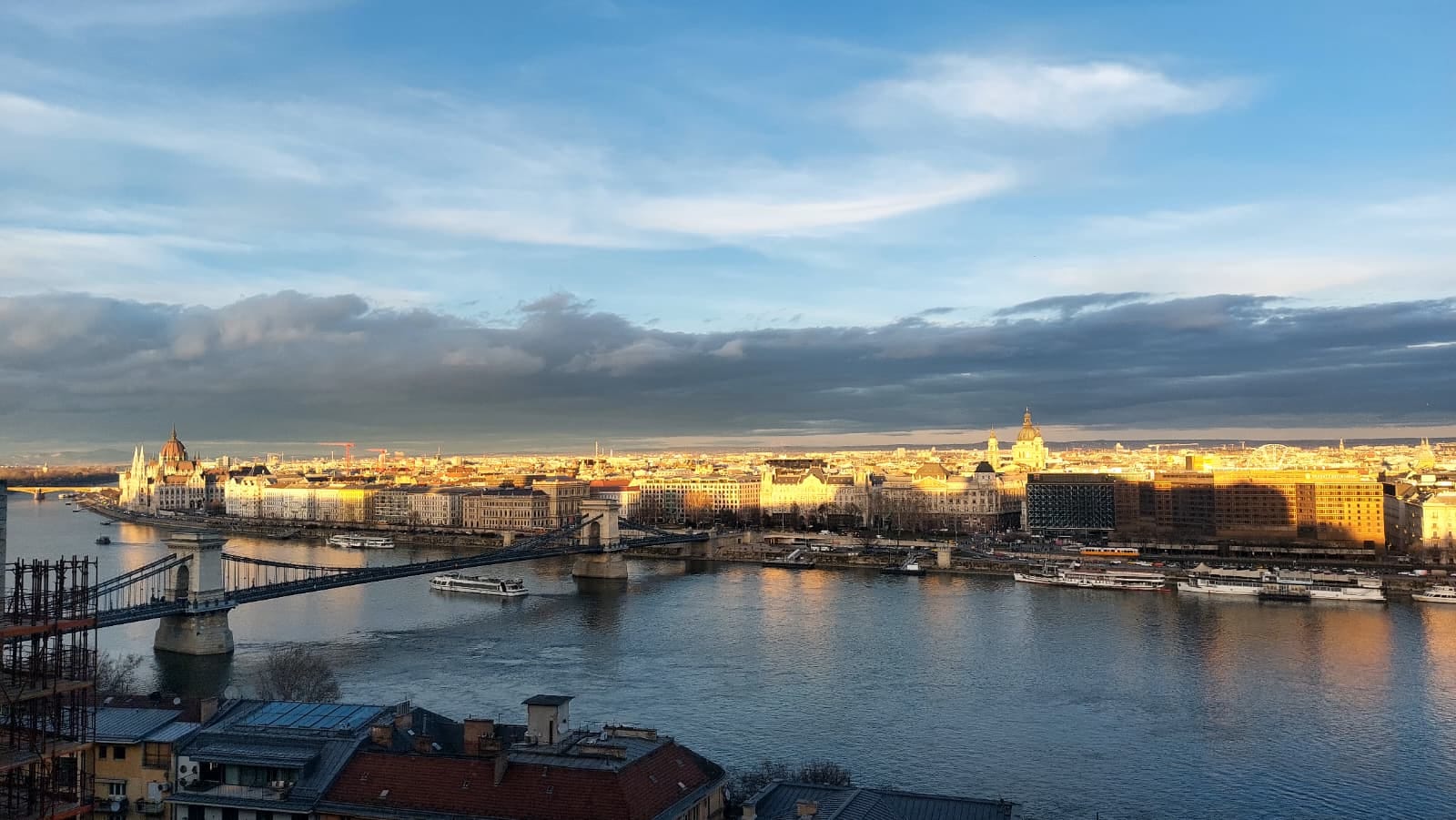 Budova Parlamentu a Dunaj v Budapešti pri západe slnka