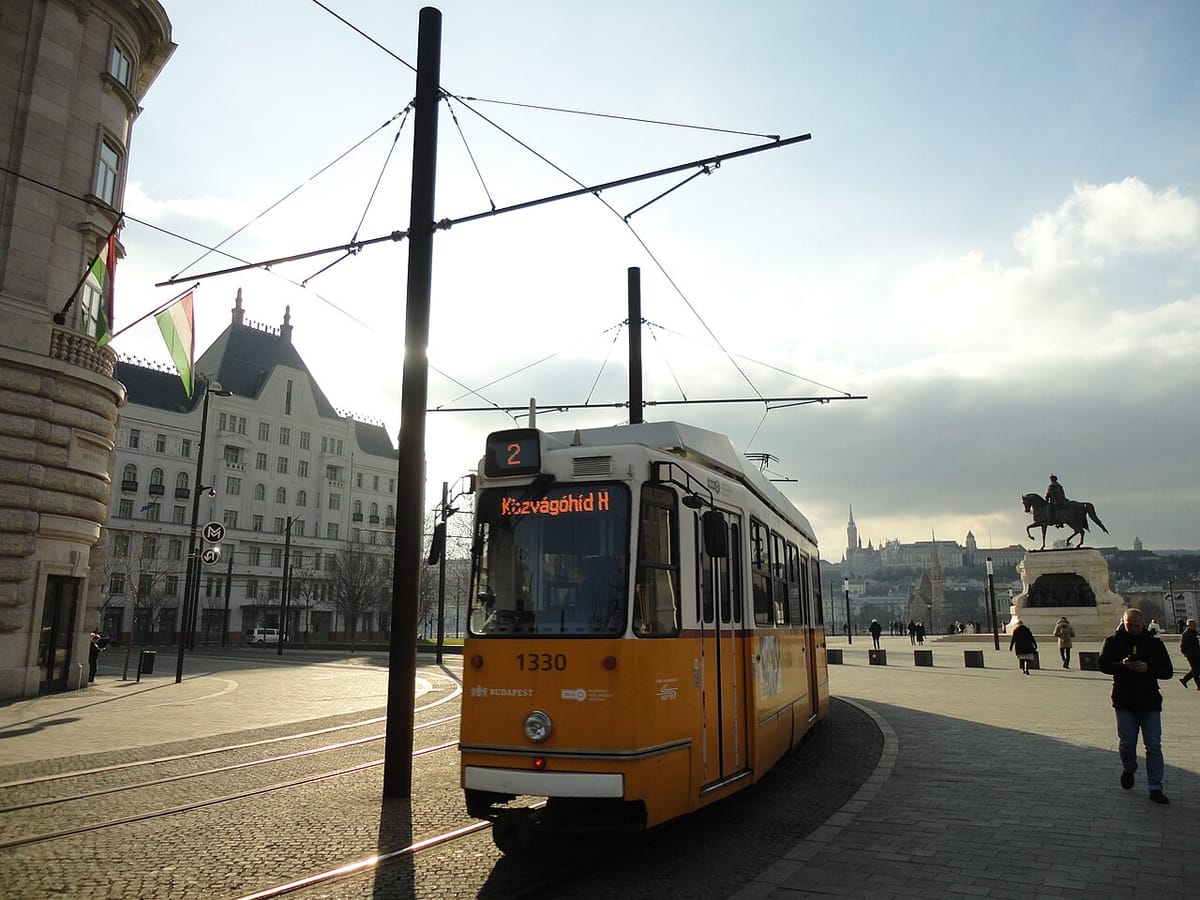 Električka linky 2 na nábreží pri Parlamente v Budapešti