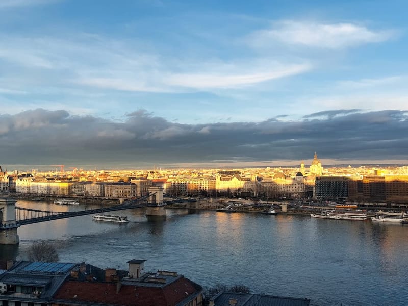 Budova Parlamentu a Dunaj v Budapešti pri západe slnka