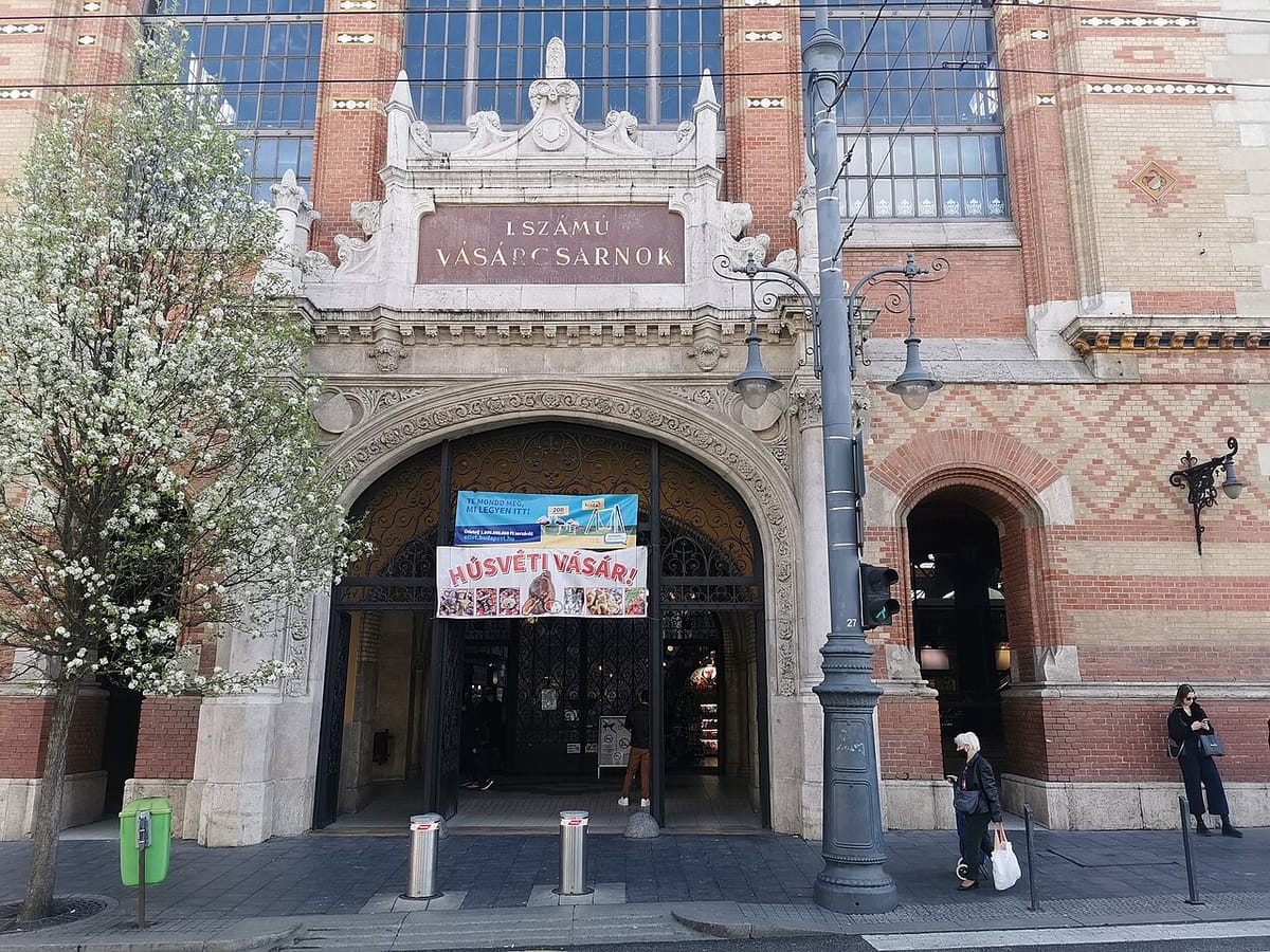Stánky vo Veľkej tržnici v Budapešti