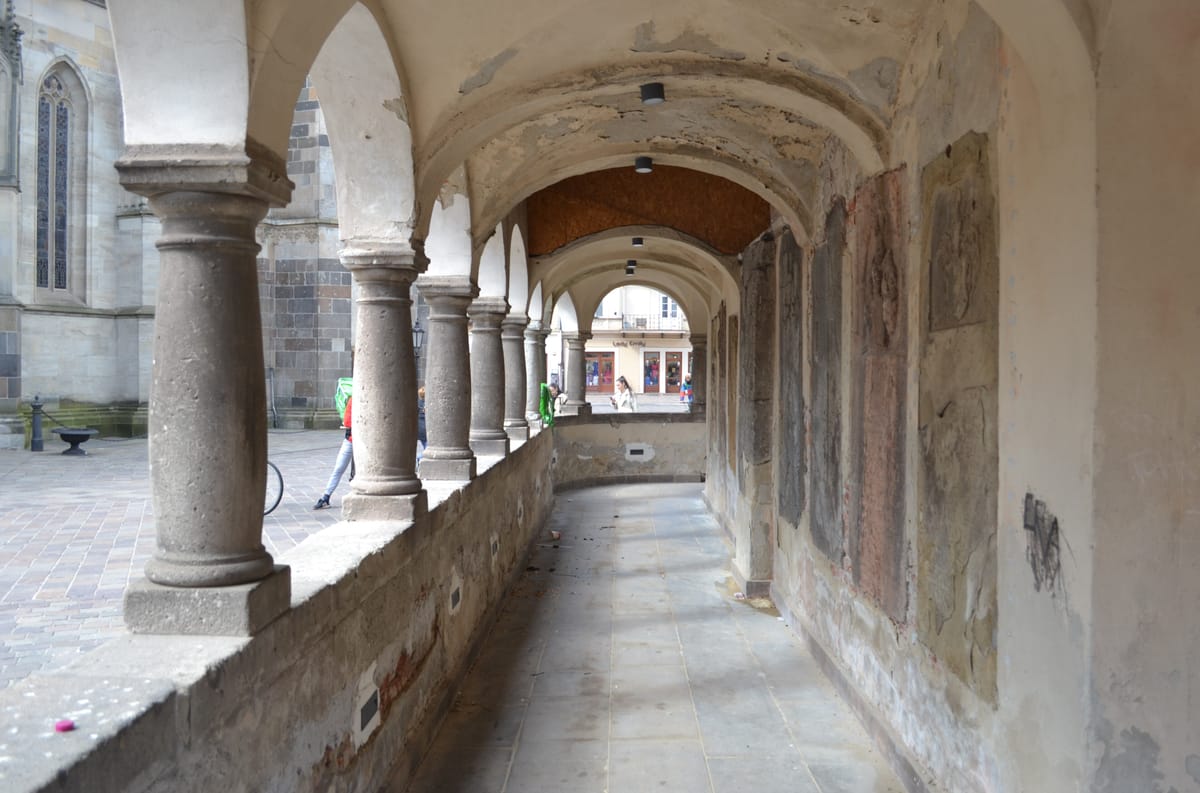 Kamenná arkáda okolo Urbanovej veže v Košiciach