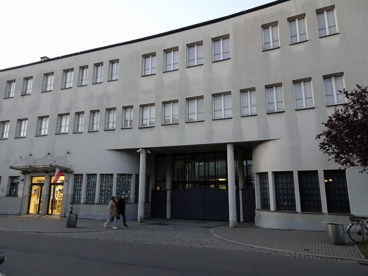 Biela budova bývalej Schindlerovej továrne na ulici Lipowa 4 so vstupom do výstavy Múzea Krakova