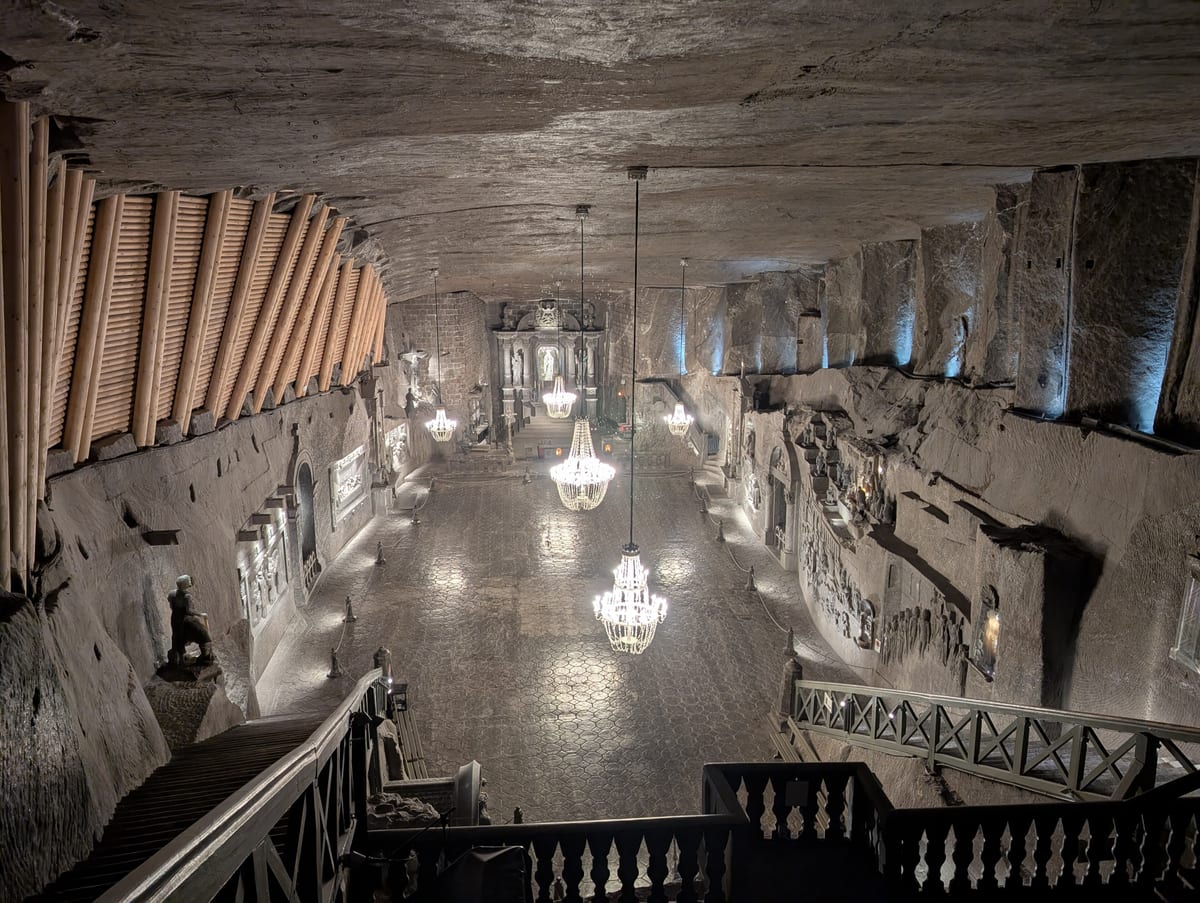 Kaplnka svätej Kingy v soľnej bani Wieliczka so soľnými lustrami a reliéfmi na stenách