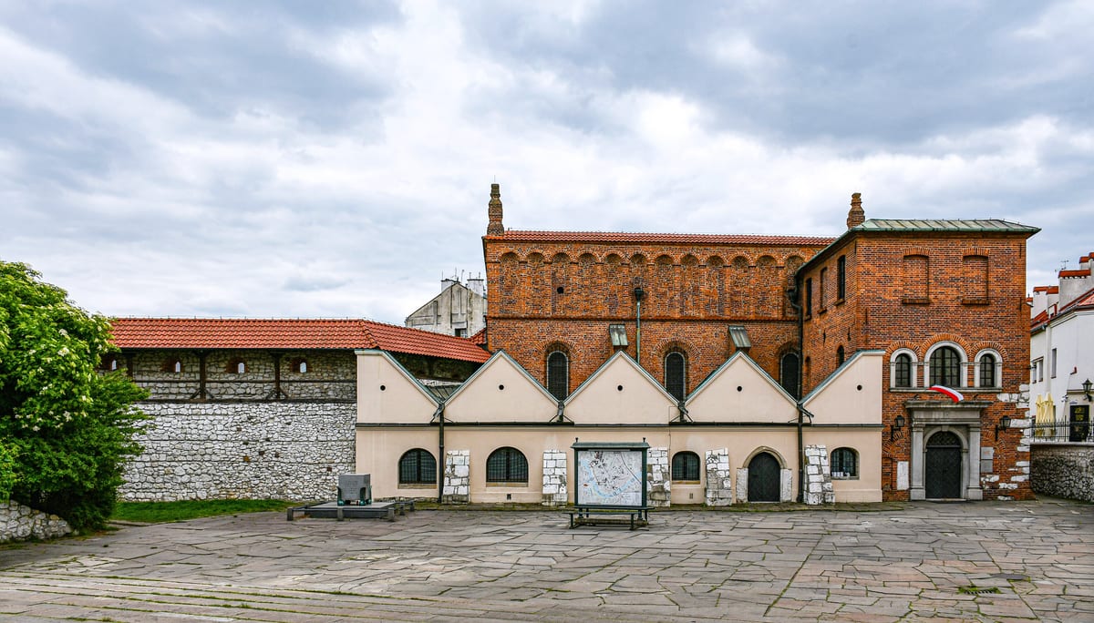 Tehlová Stará synagóga na konci ulice Szeroka v krakovskom Kazimierzi pod oblačným nebom