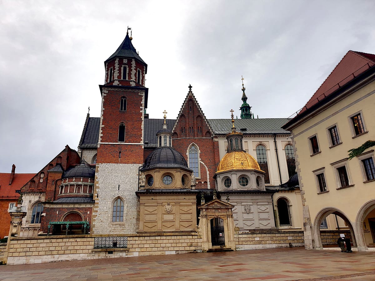 Wawelská katedrála so zlatou kupolou Žigmundovej kaplnky a tehlovou vežou na hradnom kopci
