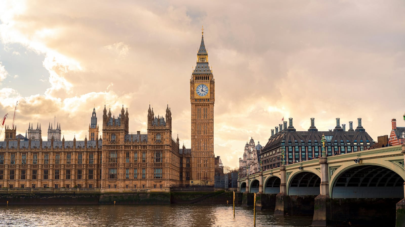 Parlament s vežou Big Ben a Westminsterský most nad Temžou vo večernom svetle