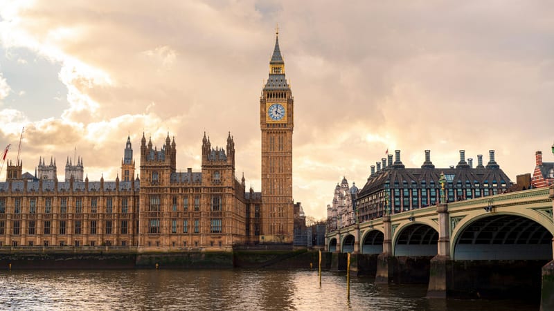 Parlament s vežou Big Ben a Westminsterský most nad Temžou vo večernom svetle
