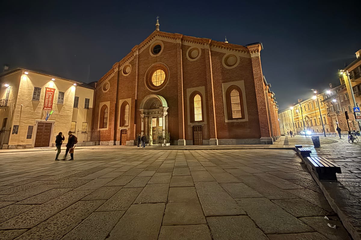 Tehlové priečelie kostola Santa Maria delle Grazie večer, vedľa je refektár s Poslednou večerou