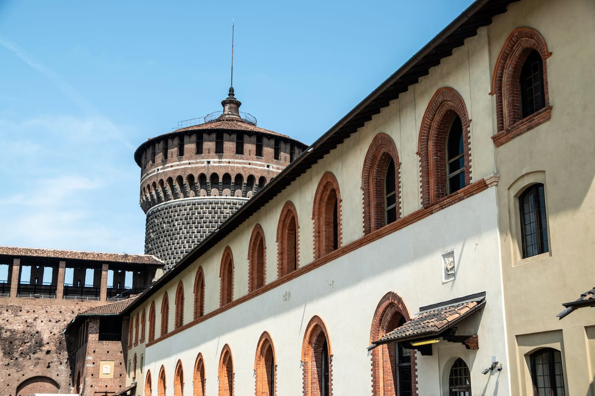 Nádvorie hradu Castello Sforzesco s okrúhlou vežou Santo Spirito