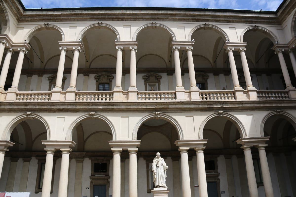 Dvojposchodové arkády nádvoria paláca Brera, kde sídli Pinacoteca di Brera