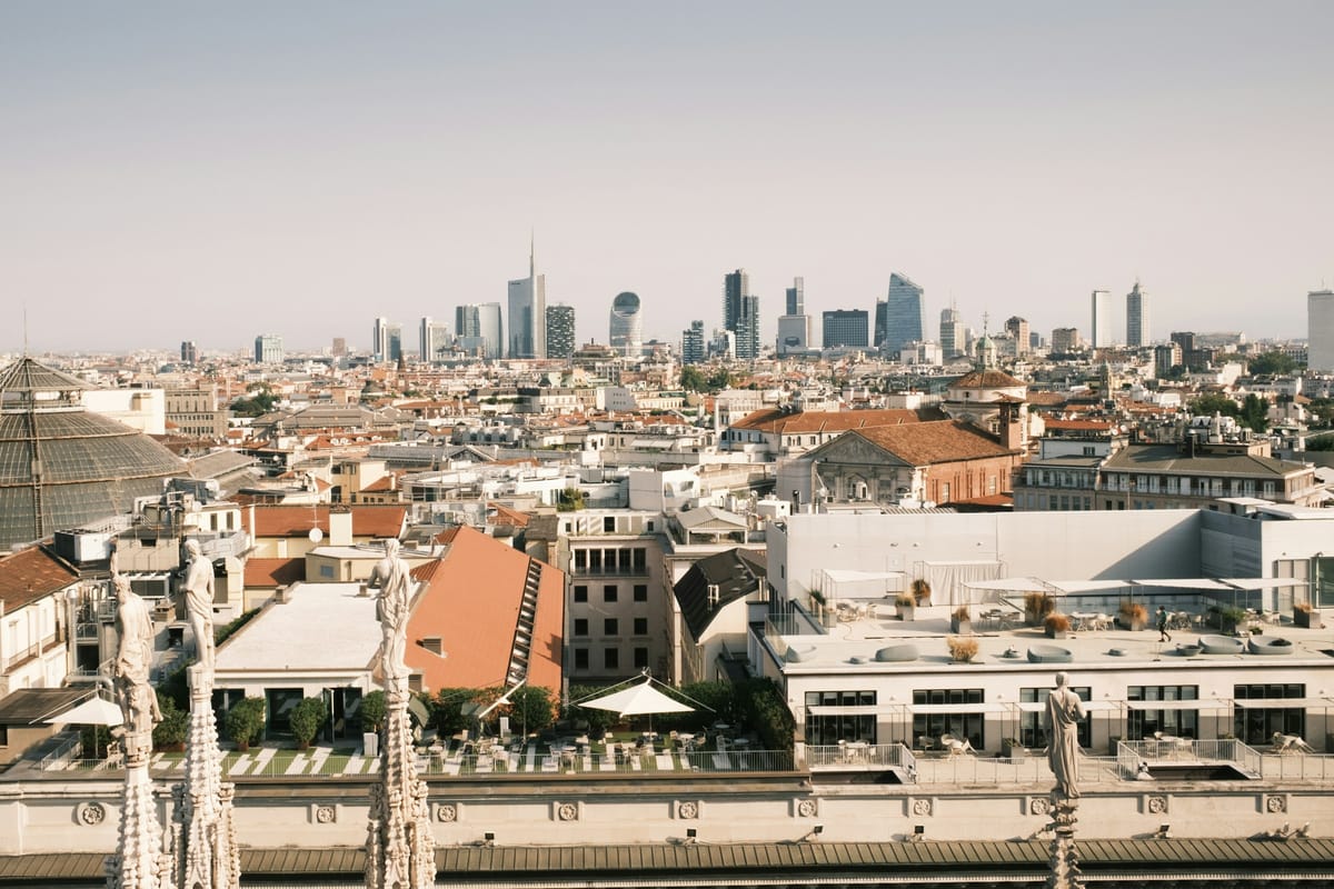Výhľad zo striech milánskeho Dómu cez mramorové vežičky na mrakodrapy Porta Nuova